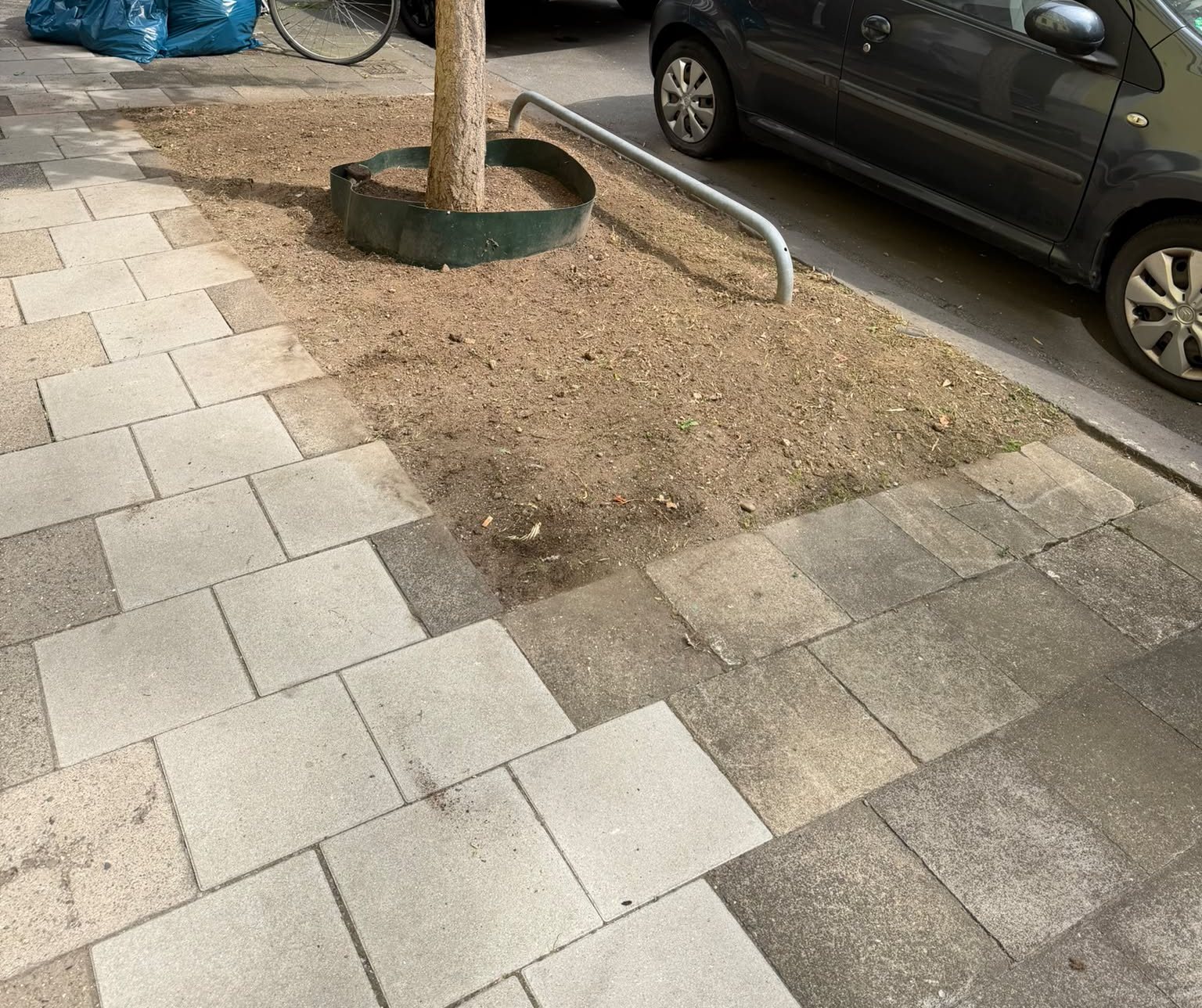 Baumscheibe nachher: Unkraut entfernt, Gehweg gekehrt, Düsseldorf-Unterbilk