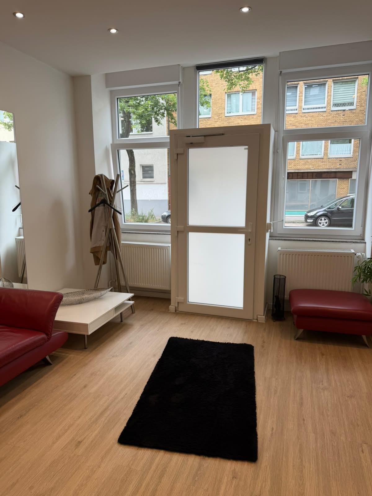 Gereinigter Empfangsbereich eines Büros mit Holzboden und Glastür, Düsseldorf-Oberbilk