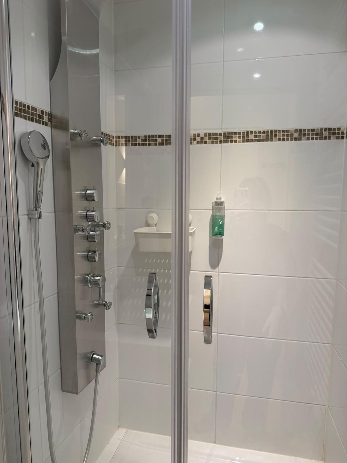 Gereinigte Dusche mit Glastür und Duschpaneel in einer Ferienwohnung, Düsseldorf-Unterbilk