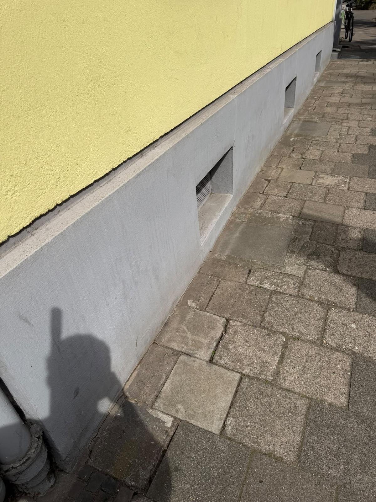 Gepflegter Gehweg entlang eines Hauses mit sauberem Sockelbereich, Düsseldorf-Unterbilk