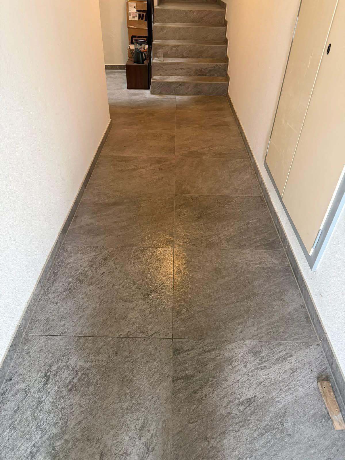 Gereinigter Hausflur mit Fliesenboden und Treppe in einem Wohnhaus, Düsseldorf-Gerresheim