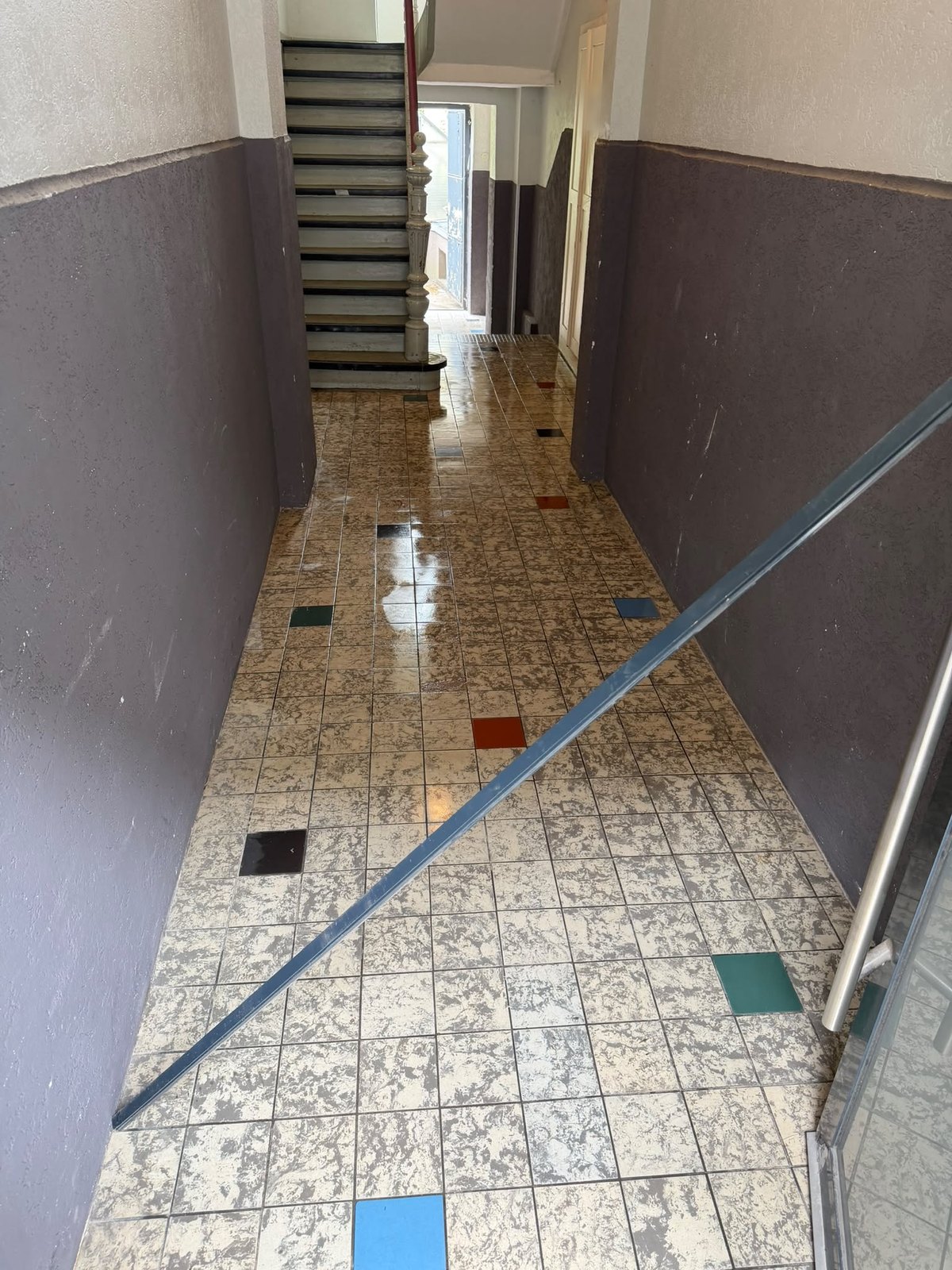 Hausflur mit Terrazzo-Fliesen und Treppe während der Reinigung, Boden noch feucht, Düsseldorf-Eller