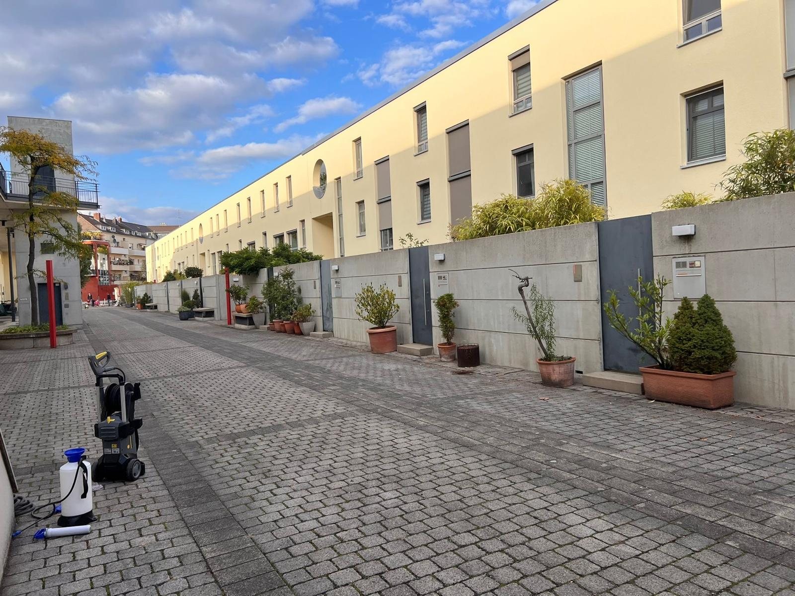 Derselbe Pflasterweg nach der Hochdruckreinigung: gleichmäßig hell und sauber, Düsseldorf-Oberbilk