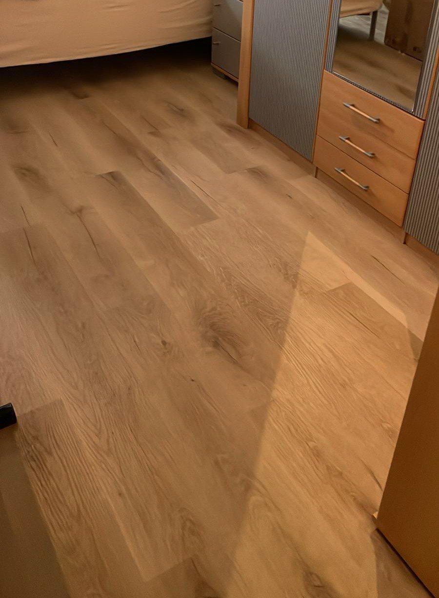 Neu verlegter Klick-Vinyl-Boden in Holzoptik in einem Schlafzimmer