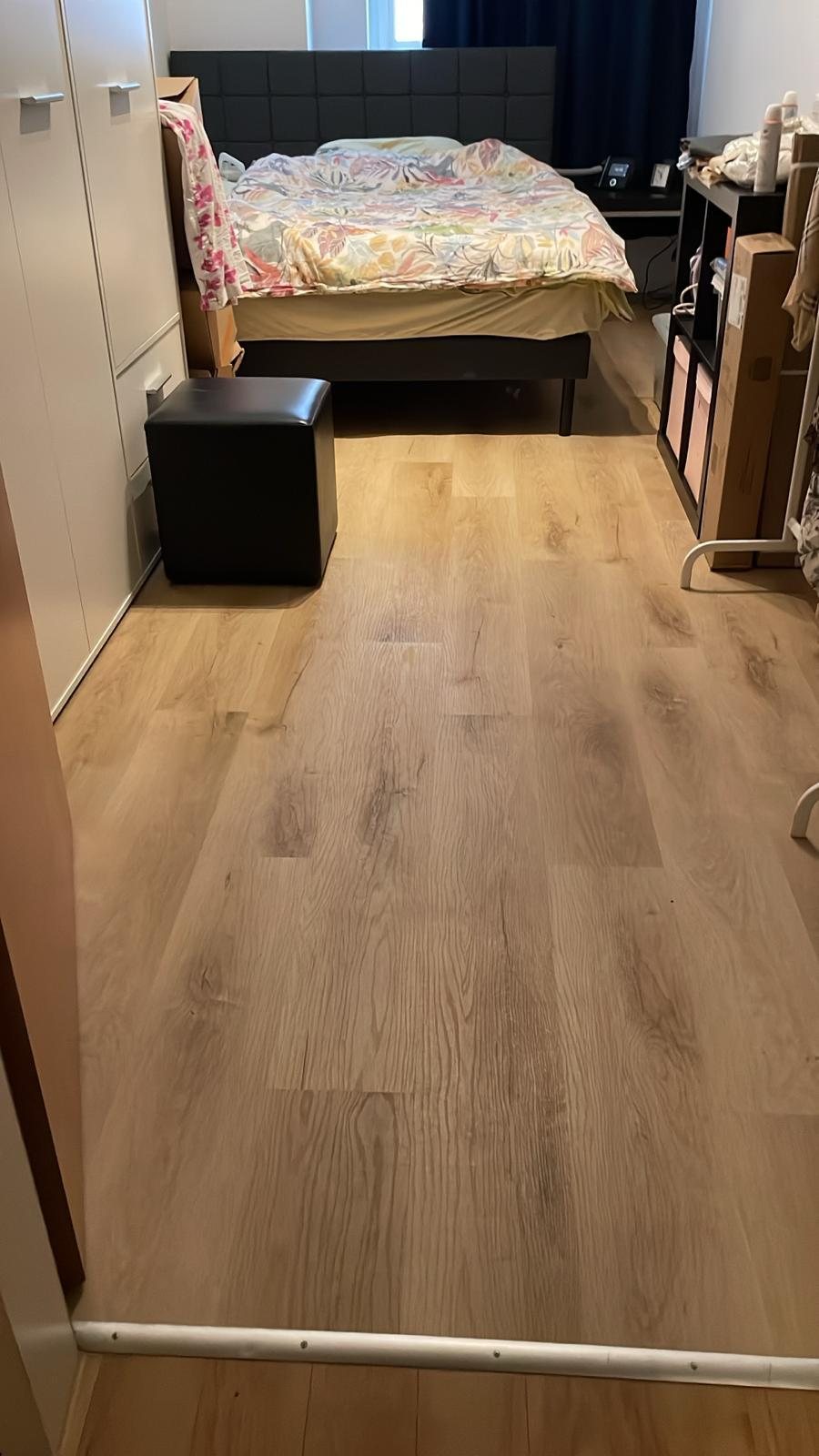 Weiteres Zimmer derselben Wohnung mit neu verlegtem Klick-Vinyl-Boden in heller Holzoptik