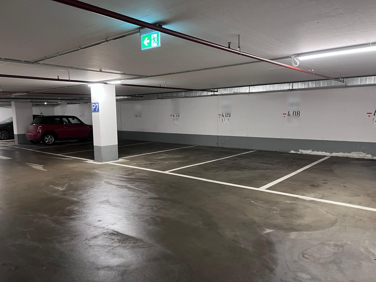 Fahrgasse und Stellplätze einer Tiefgarage nach der maschinellen Reinigung