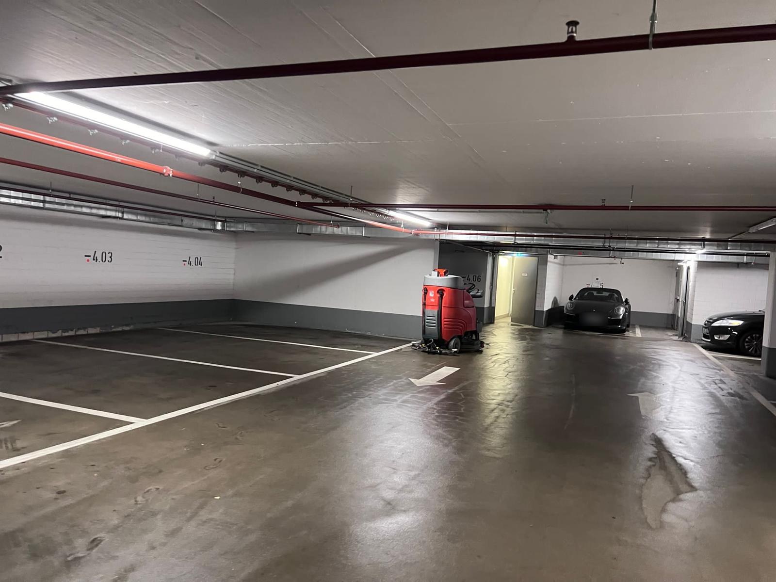 Scheuersaugmaschine bei der Bodenreinigung in einer Tiefgarage