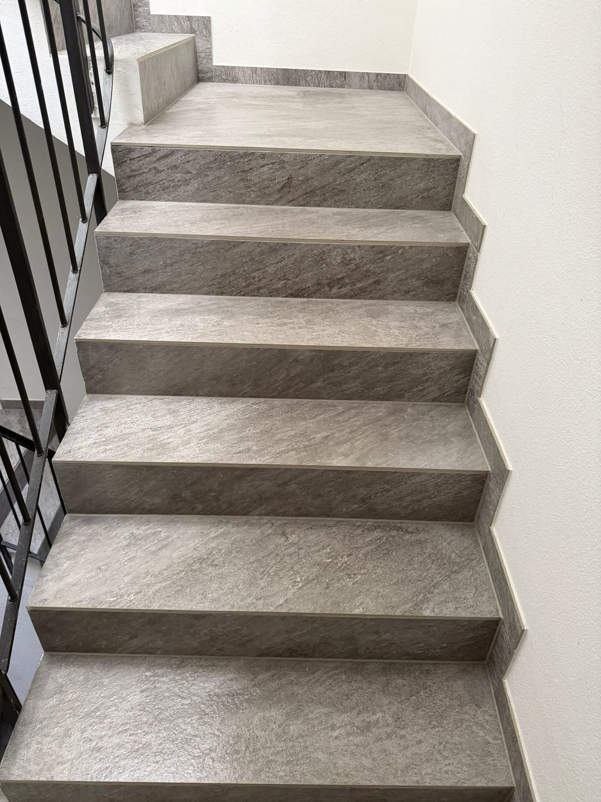 Gereinigte Treppe mit grauen Natursteinstufen und Metallgeländer, Düsseldorf-Gerresheim