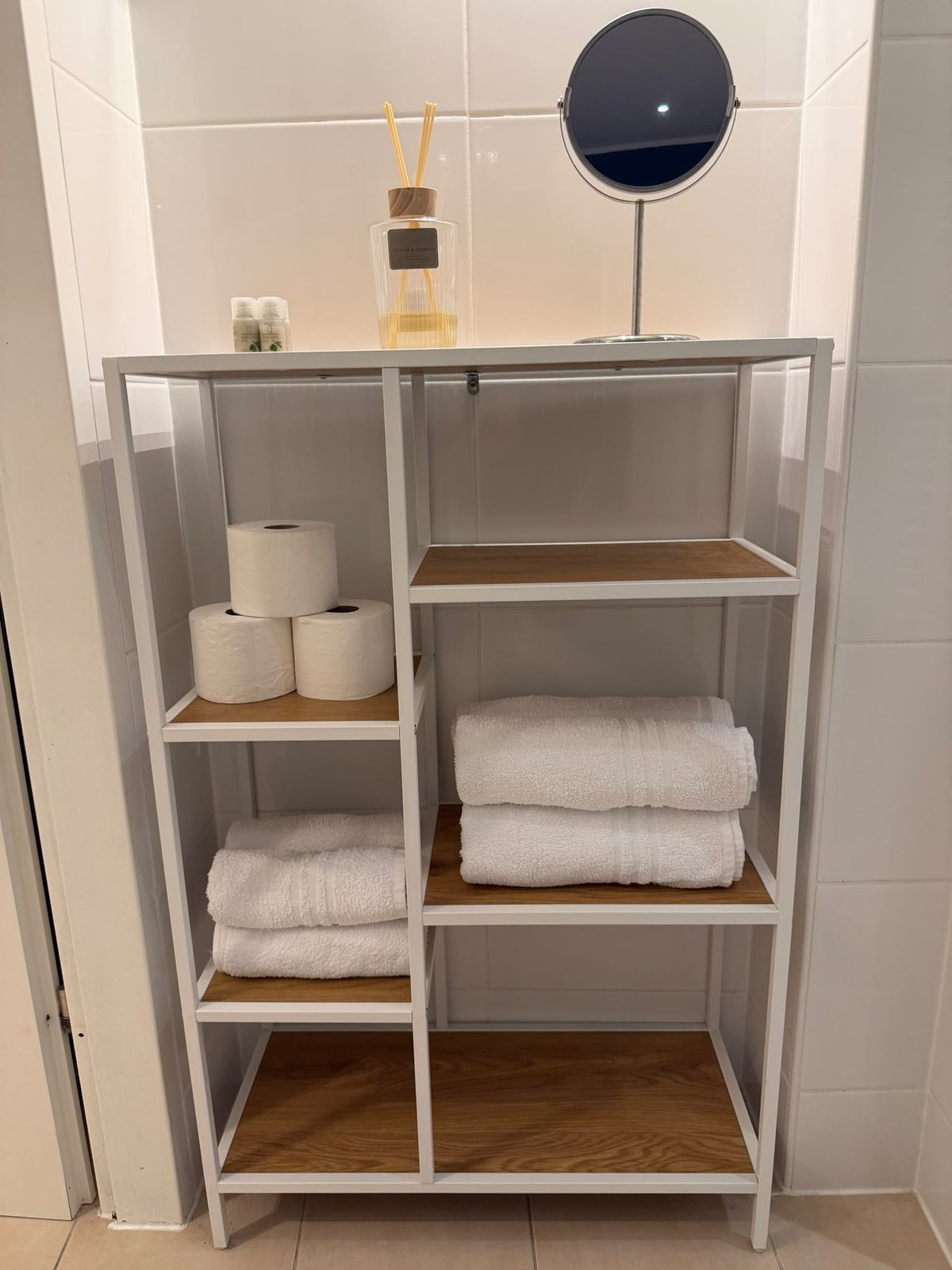 Gereinigtes Bad einer Ferienwohnung mit Regal, frischen Handtüchern und Toilettenpapier, Düsseldorf-Unterbilk