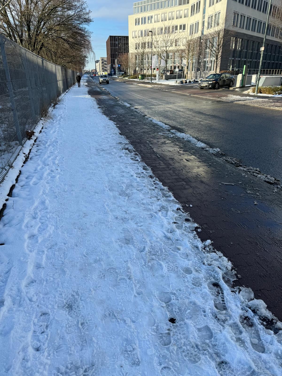 Geräumter Gehweg nach dem Winterdienst im Rahmen der Objektbetreuung